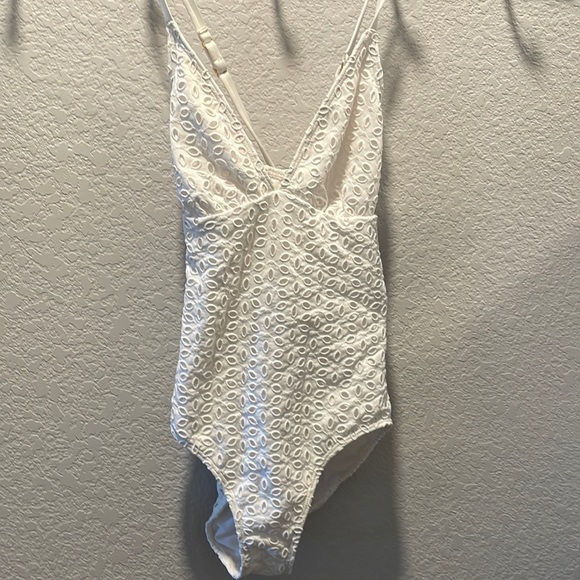 Jantzen white eyelet womens size 6 one piece bathing suit 🏊‍♂️☀️🌊 - Picture 1 of 5
